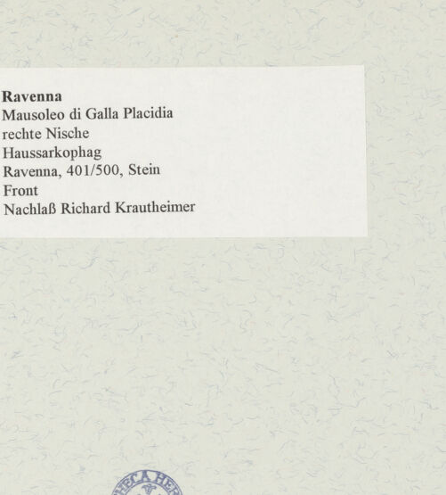 Rückseite von unbekannt [https://www.deutsche-digitale-bibliothek.de/content/lizenzen/rv-fz/] Sarkophag des Kaisers Honorius (Sarcofago dell'Imperatore Onorio) - Frontalansicht, bh470714_recto. Foto.