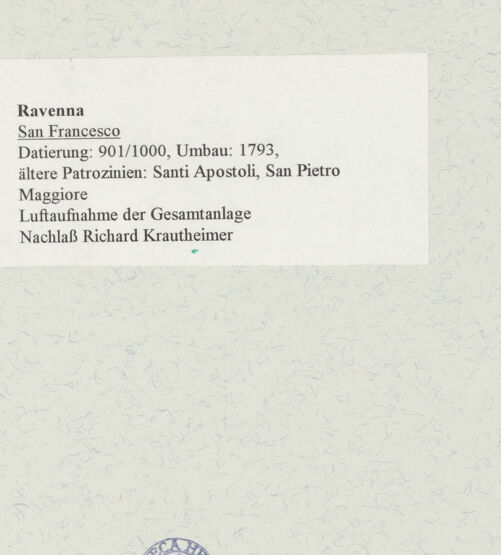Rückseite von unbekannt [https://www.deutsche-digitale-bibliothek.de/content/lizenzen/rv-fz/] San FrancescoAußenbau - Luftaufnahme der Gesamtanlage, bh470720_recto. Foto.