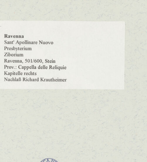 Rückseite von unbekannt [https://www.deutsche-digitale-bibliothek.de/content/lizenzen/rv-fz/] Säulen und Kapitelle des Bischofs Agnello - Kapitelle rechts (während in der Cappella delle Reliquie), bh470728_recto. Foto.