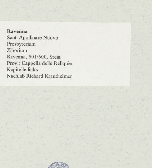 Rückseite von unbekannt [https://www.deutsche-digitale-bibliothek.de/content/lizenzen/rv-fz/] Säulen und Kapitelle des Bischofs Agnello - Kapitelle links (während in der Cappella delle Reliquie), bh470729_recto. Foto.