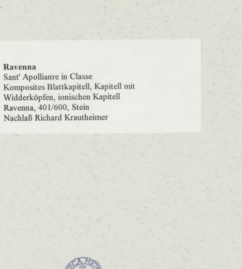 Rückseite von unbekannt [https://www.deutsche-digitale-bibliothek.de/content/lizenzen/rv-fz/] Komposites Blattkapitell mit Widderköpfen - Gesamtansicht (mit einem ionischen und einem blattförmigen Kapitell), bh470734_recto. Foto.