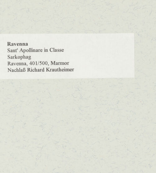 Rückseite von unbekannt [https://www.deutsche-digitale-bibliothek.de/content/lizenzen/rv-fz/] Sarkophag mit Kreuz, Chrismon, Agnus Dei und Palmen - Seitenansicht von rechts, bh470737_recto. Foto.