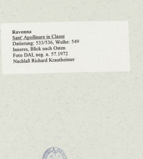 Rückseite von DAI [https://www.deutsche-digitale-bibliothek.de/content/lizenzen/rv-ez/] Sant'Apollinare in ClasseMittelschiff und Arkaden - Ansicht von Westen, bh470936_recto. Foto.