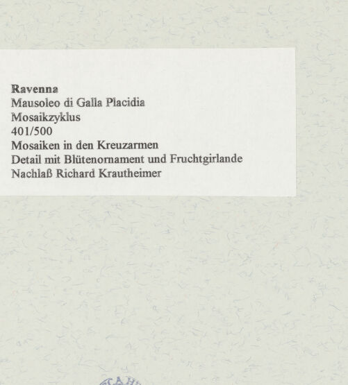 Rückseite von unbekannt [https://www.deutsche-digitale-bibliothek.de/content/lizenzen/rv-fz/] Mosaikzyklus mit dem apokalyptischen Triumph des Kreuzes, den Aposteln, dem Heiligen Laurentius und dem Guten HirtenNordwand und nördliches Langhaus: Apostel, Tauben und Christus als Guter Hirte - Gewölbe und Bogen: Detail mit Blütenornament und Fruchtgirlande, bh470937_recto. Foto.