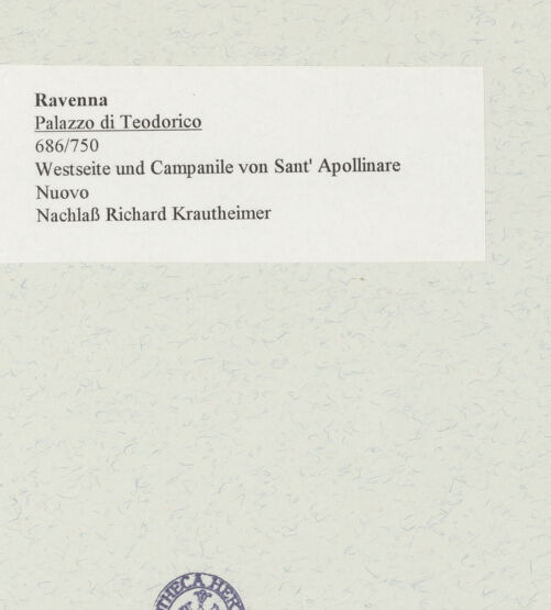 Rückseite von unbekannt [https://www.deutsche-digitale-bibliothek.de/content/lizenzen/rv-fz/] Palazzo di Teodorico (sog.) - Detail der Westfassade und Campanile von Sant'Apollinare Nuovo von Südwesten, bh470949_recto. Foto: Krautheimer, Richard.