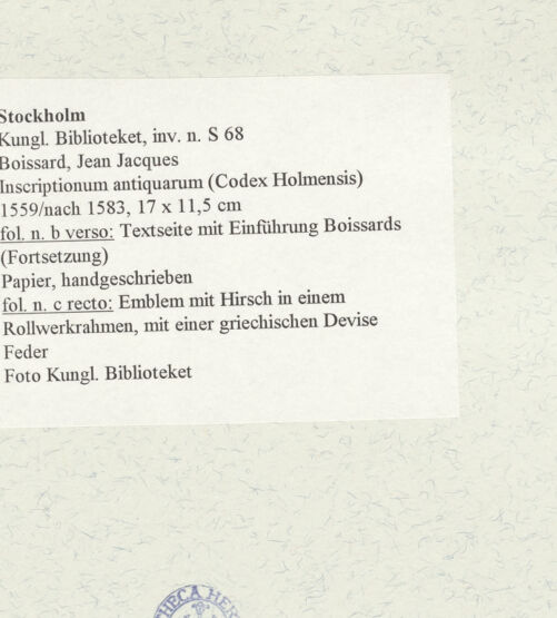 Rückseite von Kungliga Biblioteket [https://www.deutsche-digitale-bibliothek.de/content/lizenzen/rv-ez/] Inscriptionum antiquarum (Codex Holmiensis)Emblem: Hirsch in einem Rollwerkrahmen, darüber eine griechische Devise - , bh471092_recto. Foto.