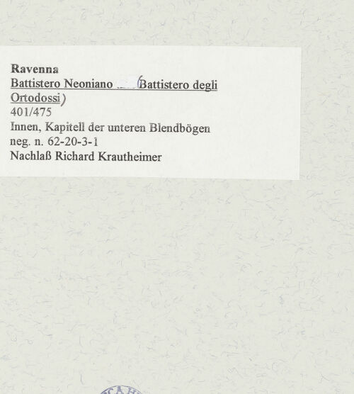 Rückseite von unbekannt [https://www.deutsche-digitale-bibliothek.de/content/lizenzen/rv-fz/] KapitelleKapitell mit Blattwerkdekor - Kapitell der unteren Blendbögen, bh471519_recto. Foto.