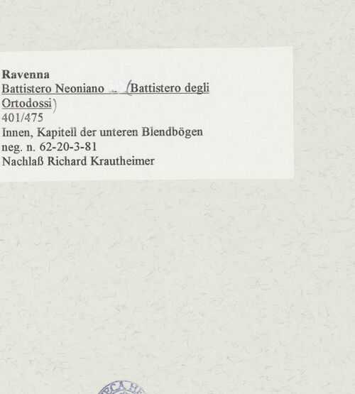 Rückseite von unbekannt [https://www.deutsche-digitale-bibliothek.de/content/lizenzen/rv-fz/] KapitelleKapitell mit Blattwerkdekor - Kapitell der unteren Blendbögen, bh471520_recto. Foto.