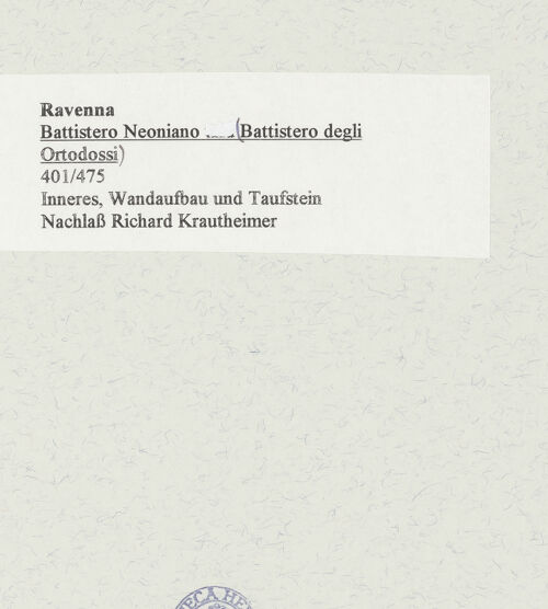 Rückseite von unbekannt [https://www.deutsche-digitale-bibliothek.de/content/lizenzen/rv-fz/] Baptisterium der Orthodoxen - Innenansicht, Wandaufbau und Taufbecken, bh471524_recto. Foto.