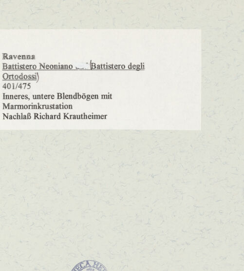 Rückseite von unbekannt [https://www.deutsche-digitale-bibliothek.de/content/lizenzen/rv-fz/] Mosaikdekoration der Kuppel, der Pendentifs und der SockelzoneSockelzone: Propheten in Ranken. Im Innern der Bögen: Opus Sectile mit geometrischem Ornament - Detail der Sockelzone, bh471525_recto. Foto.