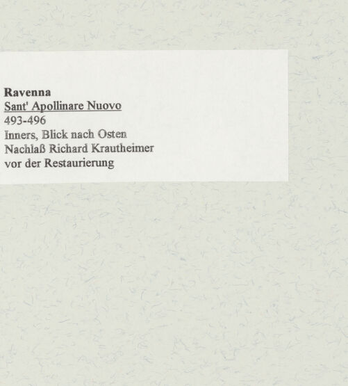 Rückseite von unbekannt [https://www.deutsche-digitale-bibliothek.de/content/lizenzen/rv-fz/] Sant'Apollinare NuovoInnenraum - Ansicht von Westen (vor 1950), bh471536_recto. Foto.