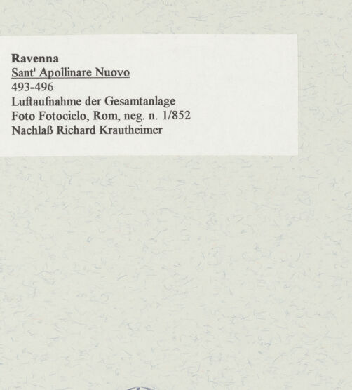 Rückseite von Fotocielo [https://www.deutsche-digitale-bibliothek.de/content/lizenzen/rv-ez/] Sant'Apollinare NuovoAußenbau - Luftaufnahme der Gesamtanlage von Westen (rechts: Palazzo di Teodorico (sog.), San Salvatore "ad Calchem"), bh471551_recto. Foto.