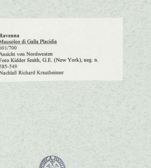 Rückseite von Kidder Smith, G. E. (New York) [https://www.deutsche-digitale-bibliothek.de/content/lizenzen/rv-ez/] Mausoleo di Galla PlacidiaAußenbau - Ansicht von Südwesten, bh471555_recto. Foto: Kidder Smith, G. E. (New York).