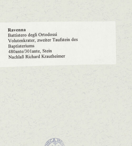 Rückseite von unbekannt [https://www.deutsche-digitale-bibliothek.de/content/lizenzen/rv-fz/] Volutenkrater, zweiter Taufstein des Baptisteriums - Gesamtansicht, bh471588_recto. Foto.