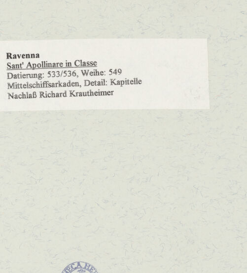 Rückseite von unbekannt [https://www.deutsche-digitale-bibliothek.de/content/lizenzen/rv-fz/] Sant'Apollinare in ClasseMittelschiff und Arkaden - Mittelschiffarkaden, Detail, bh471601_recto. Foto.