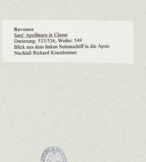 Rückseite von unbekannt [https://www.deutsche-digitale-bibliothek.de/content/lizenzen/rv-fz/] Sant'Apollinare in ClasseTriumphbogen und Apsis - Blick aus dem südlichen Seitenschiff in die Apsis, bh471602_recto. Foto.