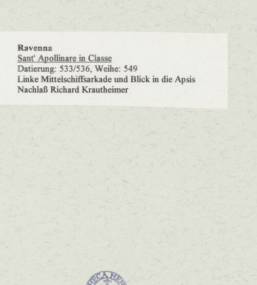 Rückseite von Bibliotheca Hertziana [https://www.deutsche-digitale-bibliothek.de/content/lizenzen/rv-fz/] Sant'Apollinare in ClasseNördliches Seitenschiff - Detail der Nordarkade und Blick in die Apsis von Nordwesten, bh471603_recto. Foto.