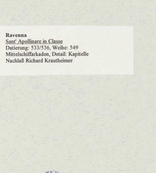 Rückseite von unbekannt [https://www.deutsche-digitale-bibliothek.de/content/lizenzen/rv-fz/] Sant'Apollinare in ClasseMittelschiff und Arkaden - Mittelschiffsarkaden, Detail, bh471605_recto. Foto.