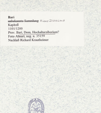 Rückseite von Alinari [https://www.deutsche-digitale-bibliothek.de/content/lizenzen/rv-ez/] Kapitell aus einem Ziborium einer Nebenapsis - Gesamtansicht, bh471673_recto. Foto.