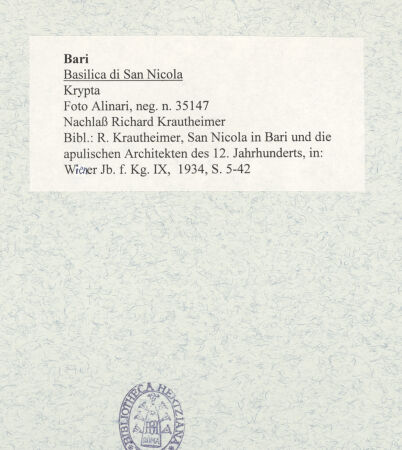 Rückseite von Alinari [https://www.deutsche-digitale-bibliothek.de/content/lizenzen/rv-ez/] San NicolaKrypta - Seitenansicht von Südwesten (vor der Restaurierung, 1953-1954), bh471790_recto. Foto.