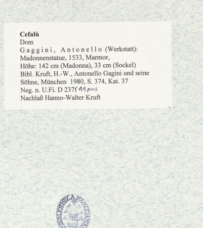 Rückseite von Bibliotheca Hertziana [https://www.deutsche-digitale-bibliothek.de/content/lizenzen/rv-fz/] Madonnenstatue - Frontalansicht, bh472105_recto. Foto.