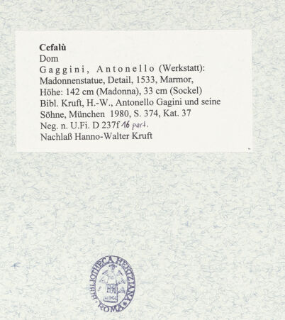 Rückseite von Bibliotheca Hertziana [https://www.deutsche-digitale-bibliothek.de/content/lizenzen/rv-fz/] Madonnenstatue - Detail, bh472107_recto. Foto.