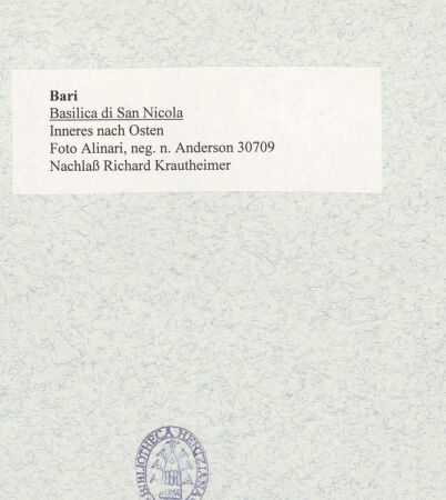 Rückseite von Alinari [https://www.deutsche-digitale-bibliothek.de/content/lizenzen/rv-ez/] San Nicola - Inneres nach Osten, bh472221_recto. Foto.