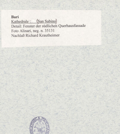 Rückseite von Alinari [https://www.deutsche-digitale-bibliothek.de/content/lizenzen/rv-ez/] Fenster der Mittelreihe mit Tierfigurenkonsolen - Fenster rechts, Detail: Greifen, bh472230_recto. Foto.