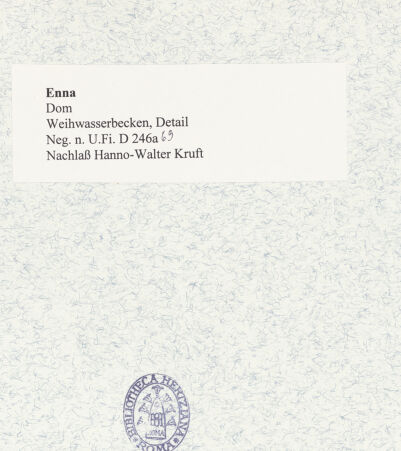 Rückseite von Bibliotheca Hertziana [https://www.deutsche-digitale-bibliothek.de/content/lizenzen/rv-fz/] Weihwasserbecken mit Putten - Detail, bh472315_recto. Foto.