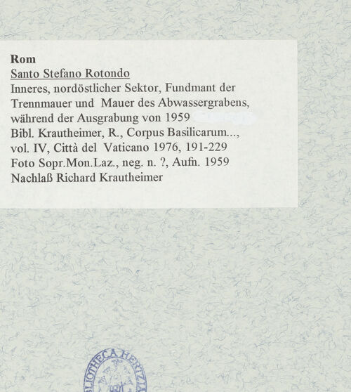 Rückseite von Sopr.Mon.Laz. [https://www.deutsche-digitale-bibliothek.de/content/lizenzen/rv-ez/] Santo Stefano Rotondo - Inneres, nordöstlicher Sektor, Fundment der Trennmauer und Mauer des Abwassergrabens, während der Ausgrabung von 1959 S. Corbett), bh472428_recto. Foto.