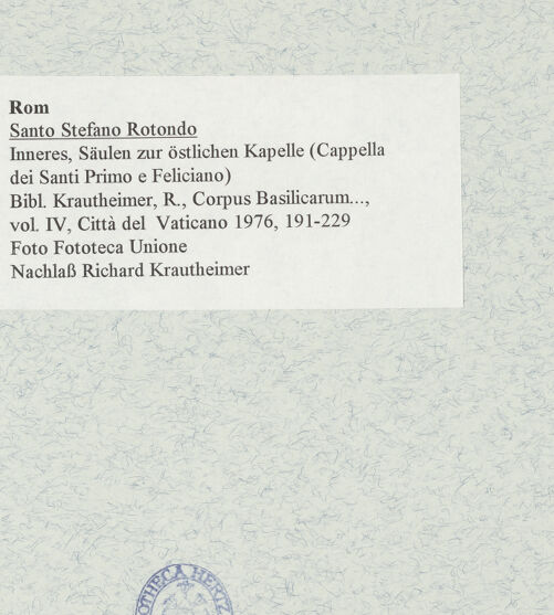 Rückseite von Fototeca dell'Unione Internazionale presso l'American Academy in Rome [https://www.deutsche-digitale-bibliothek.de/content/lizenzen/rv-ez/] Santo Stefano RotondoKapelle der Heiligen Primus und Felicianus - Inneres, Säulen zur östlichen Kapelle (Cappella dei Santi Primo e Feliciano), bh472453_recto. Foto.