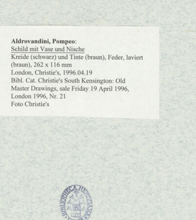 Rückseite von Christie's [https://www.deutsche-digitale-bibliothek.de/content/lizenzen/rv-ez/] Schild mit Vase und Nische - , bh472768_recto. Foto.