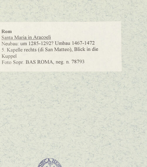 Rückseite von Sopr. BAS ROMA [https://www.deutsche-digitale-bibliothek.de/content/lizenzen/rv-ez/] Santa Maria in AracoeliCappella di San Matteo - 5. Kapelle rechts (di San Matteo), Blick in die Kuppel, bh473443_recto. Foto.