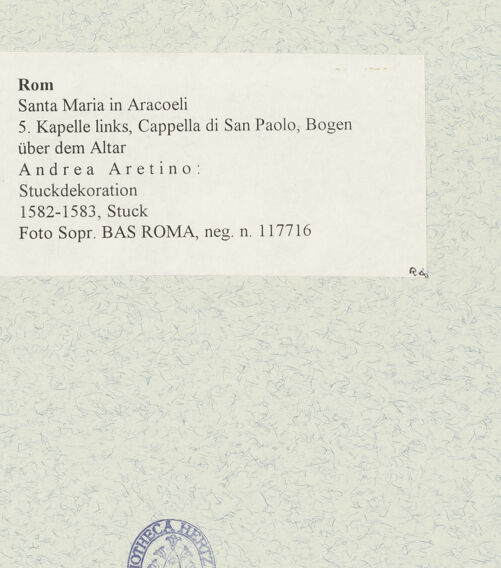 Rückseite von Sopr. BAS ROMA [https://www.deutsche-digitale-bibliothek.de/content/lizenzen/rv-ez/] Stuckdekoration - Bogen über der Altarwand, bh473476_recto. Foto.