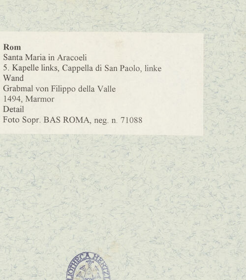 Rückseite von Sopr. BAS ROMA [https://www.deutsche-digitale-bibliothek.de/content/lizenzen/rv-ez/] Grabmal von Filippo della Valle - Detail, bh473483_recto. Foto.