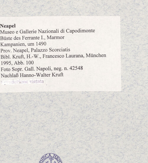 Rückseite von Sopr. Gall. Napoli [https://www.deutsche-digitale-bibliothek.de/content/lizenzen/rv-ez/] Büste des Ferrante I (Ferdinand I) - Profil (von links), bh473645_recto. Foto.