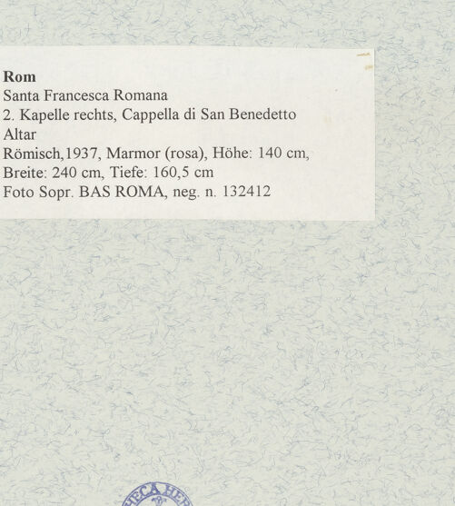 Rückseite von Sopr. BAS ROMA [https://www.deutsche-digitale-bibliothek.de/content/lizenzen/rv-ez/] Altar - , bh473833_recto. Foto.