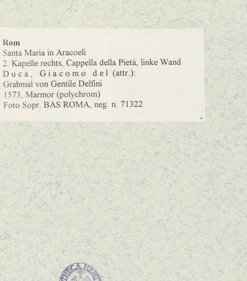 Rückseite von Sopr. BAS ROMA [https://www.deutsche-digitale-bibliothek.de/content/lizenzen/rv-ez/] Grabmal von Gentile Delfini - , bh474012_recto. Foto.