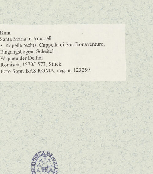 Rückseite von Sopr. BAS ROMA [https://www.deutsche-digitale-bibliothek.de/content/lizenzen/rv-ez/] Wappen der Delfini - , bh474029_recto. Foto.