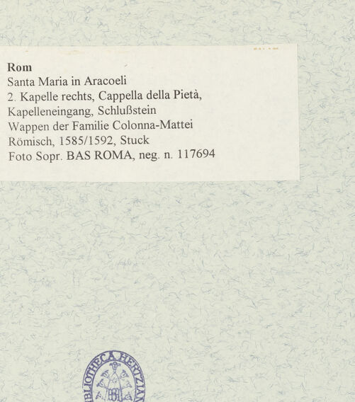 Rückseite von Sopr. BAS ROMA [https://www.deutsche-digitale-bibliothek.de/content/lizenzen/rv-ez/] Wappen der Familie Colonna-Mattei - , bh474030_recto. Foto.
