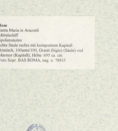 Rückseite von Sopr. BAS ROMA [https://www.deutsche-digitale-bibliothek.de/content/lizenzen/rv-ez/] Spoliensäulenachte Säule rechts mit kompositem Kapitell - , bh474033_recto. Foto.