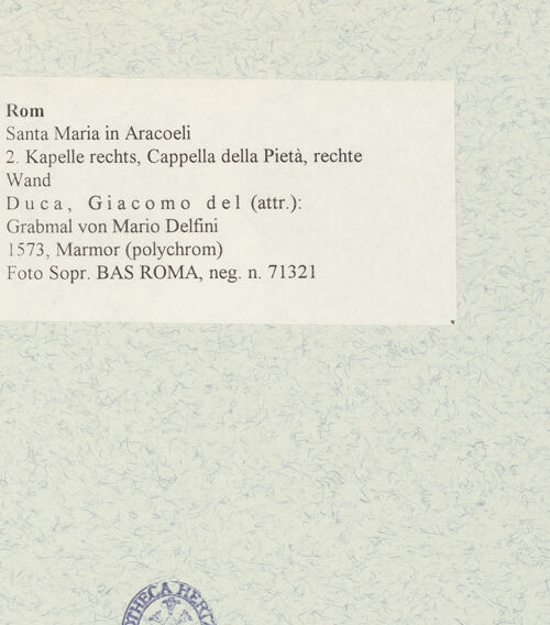 Rückseite von Sopr. BAS ROMA [https://www.deutsche-digitale-bibliothek.de/content/lizenzen/rv-ez/] Grabmal von Mario Delfini - , bh474036_recto. Foto.