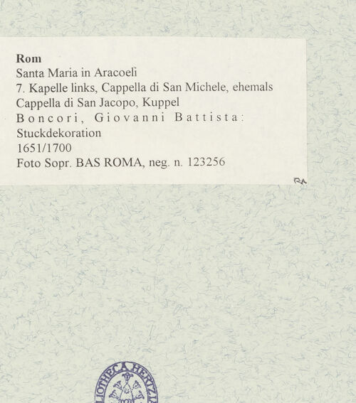 Rückseite von Sopr. BAS ROMA [https://www.deutsche-digitale-bibliothek.de/content/lizenzen/rv-ez/] Stuckdekoration der Kuppel - , bh474301_recto. Foto.