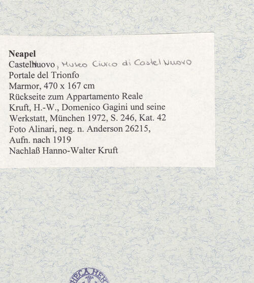 Rückseite von Alinari [https://www.deutsche-digitale-bibliothek.de/content/lizenzen/rv-fz/] Portale del TrionfoRückseite zum Appartamento Reale mit Schlachtszene - Gesamtansicht, bh474331_recto. Foto.