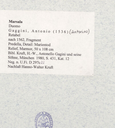 Rückseite von Bibliotheca Hertziana [https://www.deutsche-digitale-bibliothek.de/content/lizenzen/rv-fz/] Fragmente eines MarienretabelsReliefs der Darstellung Christi im Tempel und des Marientodes - Marientod, Detail, bh474465_recto. Foto: Kruft, Hanno-Walter.