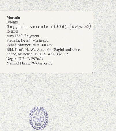 Rückseite von Bibliotheca Hertziana [https://www.deutsche-digitale-bibliothek.de/content/lizenzen/rv-fz/] Fragmente eines MarienretabelsReliefs der Darstellung Christi im Tempel und des Marientodes - Marientod, Detail, bh474466_recto. Foto: Kruft, Hanno-Walter.