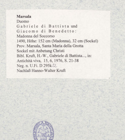 Rückseite von Bibliotheca Hertziana [https://www.deutsche-digitale-bibliothek.de/content/lizenzen/rv-fz/] Madonna del Soccorso (Madonna della Grotta; Sockel: die Anbetung des Christuskindes) - Sockel mit Anbetung Christi, bh474477_recto. Foto.