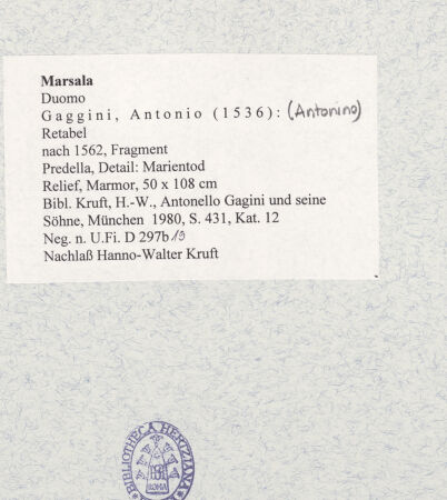 Rückseite von Bibliotheca Hertziana [https://www.deutsche-digitale-bibliothek.de/content/lizenzen/rv-fz/] Fragmente eines MarienretabelsReliefs der Darstellung Christi im Tempel und des Marientodes - Marientod, Detail, bh474478_recto. Foto: Kruft, Hanno-Walter.