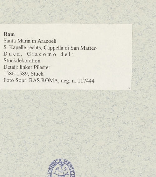 Rückseite von Sopr. BAS ROMA [https://www.deutsche-digitale-bibliothek.de/content/lizenzen/rv-ez/] Stuckdekoration - Detail: linker Pilaster, bh475114_recto. Foto.