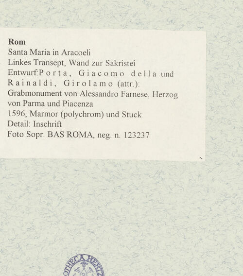 Rückseite von Sopr. BAS ROMA [https://www.deutsche-digitale-bibliothek.de/content/lizenzen/rv-ez/] Grabmonument von Alessandro Farnese, Herzog von Parma und Piacenza - Detail: Inschrift, bh475320_recto. Foto.